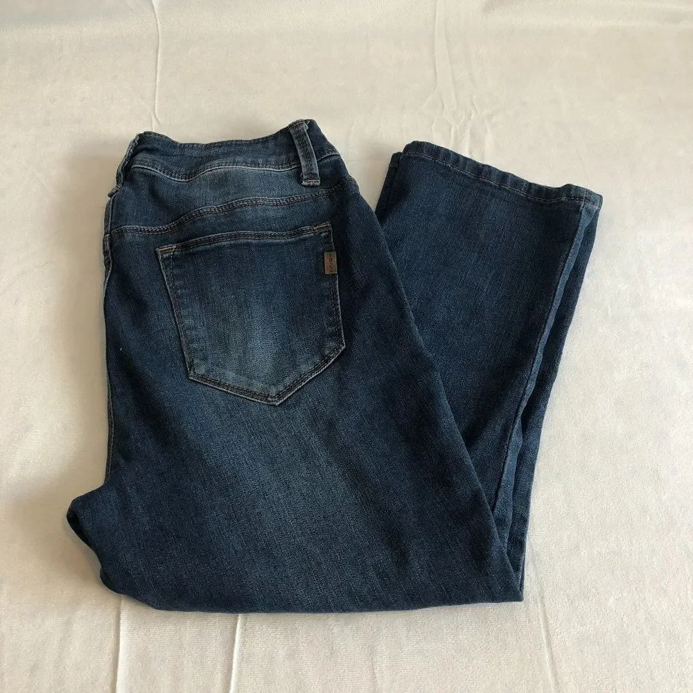 1822 Dark Wash Distressed capri Jeans size 6. UB